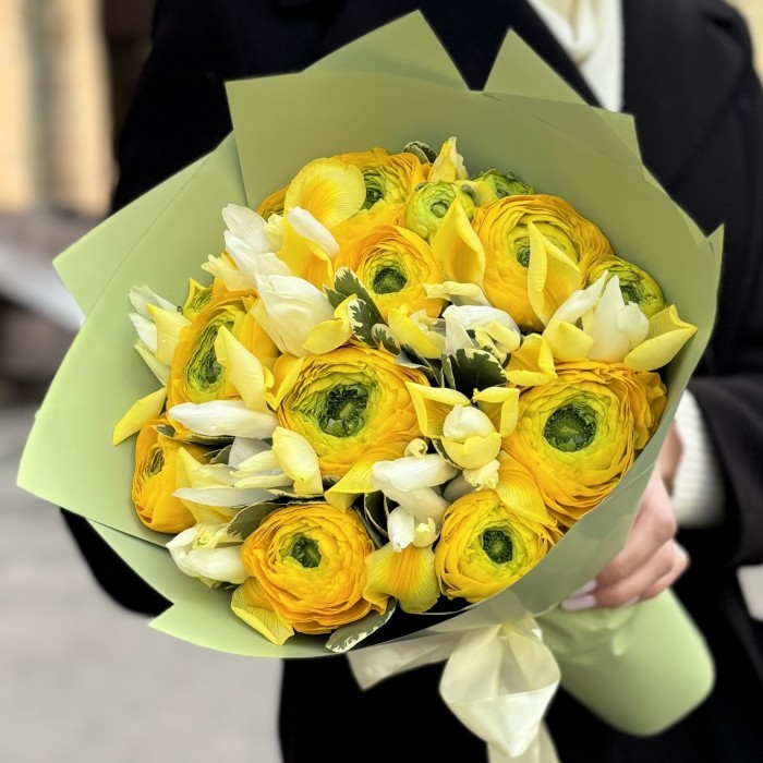 Ранункулюс желтый с ирисами