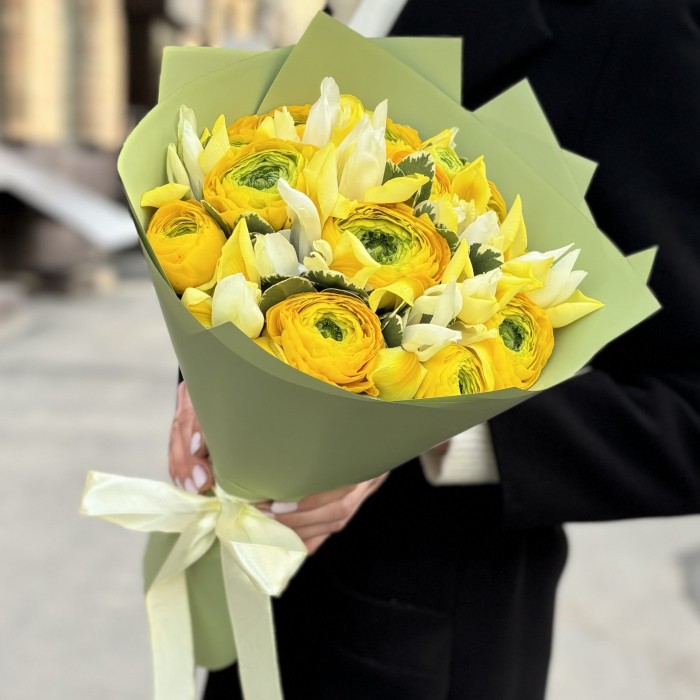 Ранункулюс желтый с ирисами