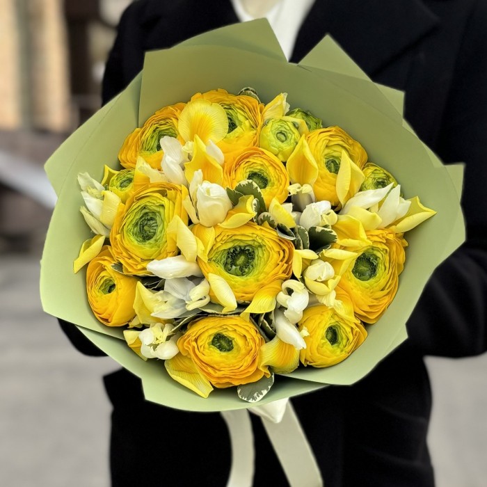 Ранункулюс желтый с ирисами