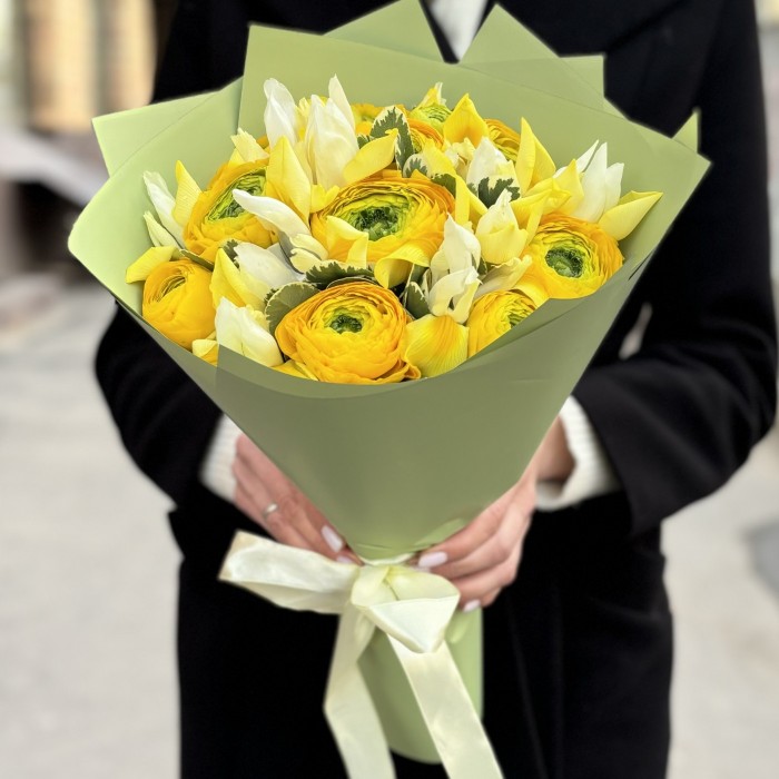 Ранункулюс желтый с ирисами