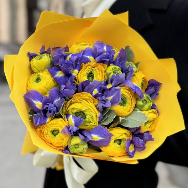 Ранункулюс желтый с ирисами