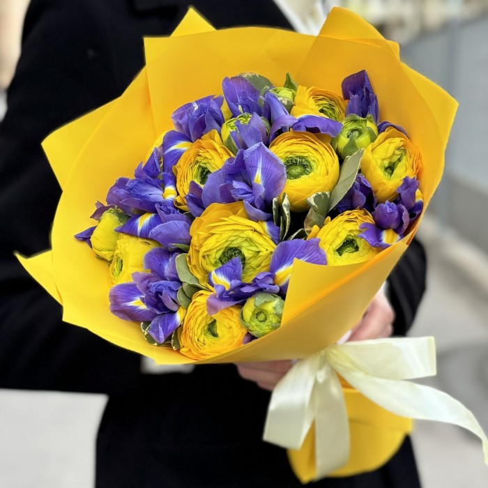 Ранункулюс желтый с ирисами