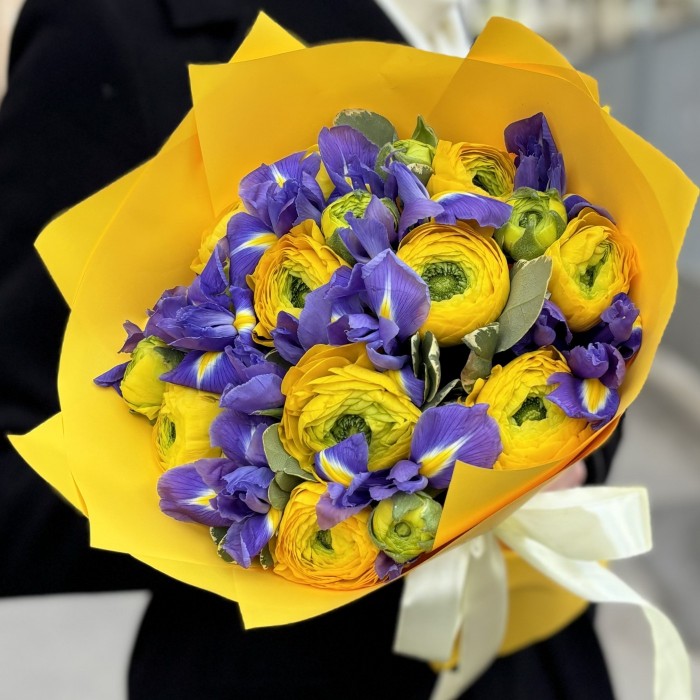 Ранункулюс желтый с ирисами