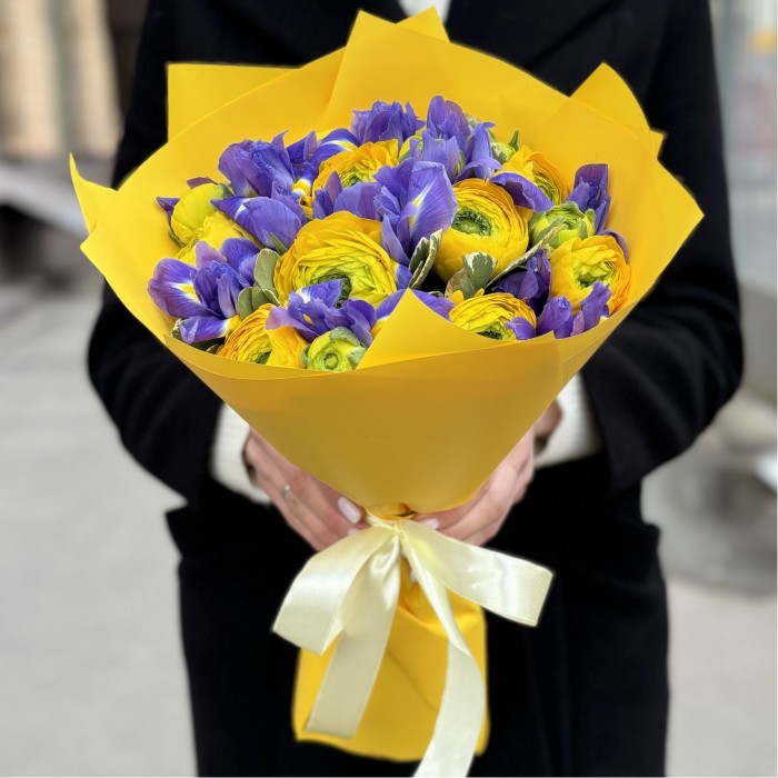 Ранункулюс желтый с ирисами