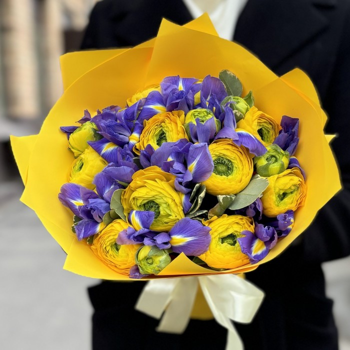 Ранункулюс желтый с ирисами