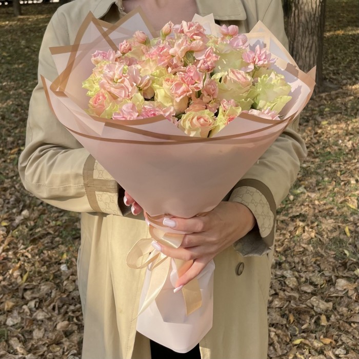 Романтический букет с розами и маттиолой