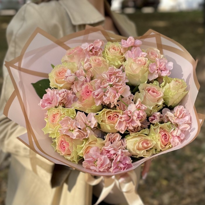 Романтический букет с розами и маттиолой