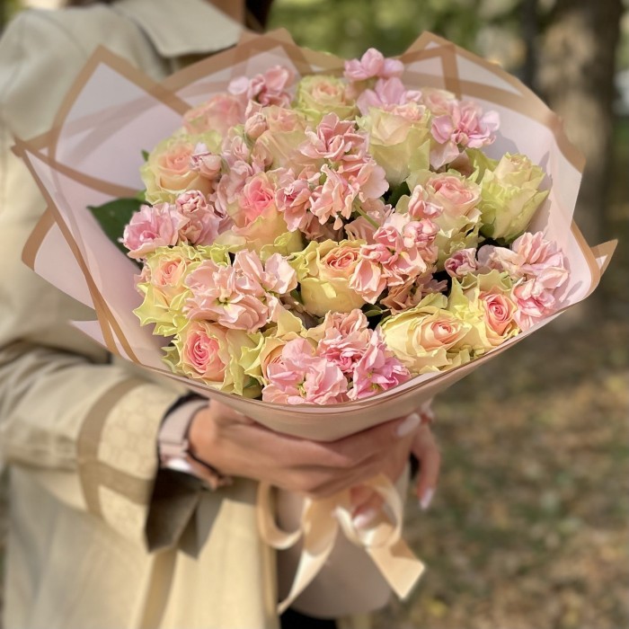 Романтический букет с розами и маттиолой