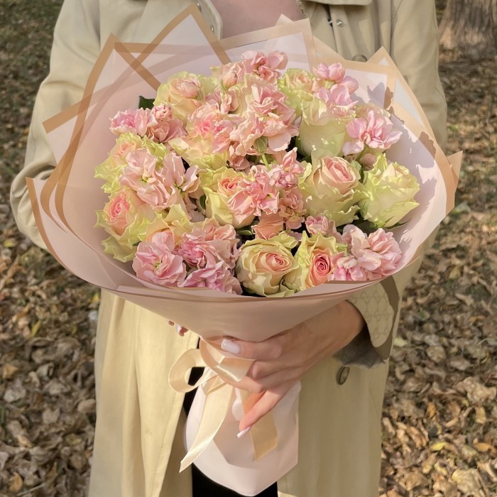 Романтический букет с розами и маттиолой