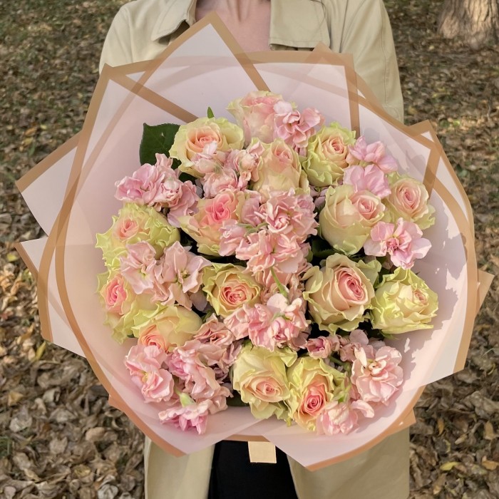 Романтический букет с розами и маттиолой