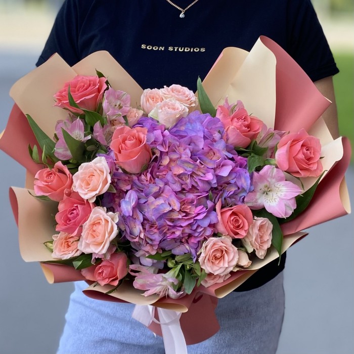 Романтичный  букет с гортензией