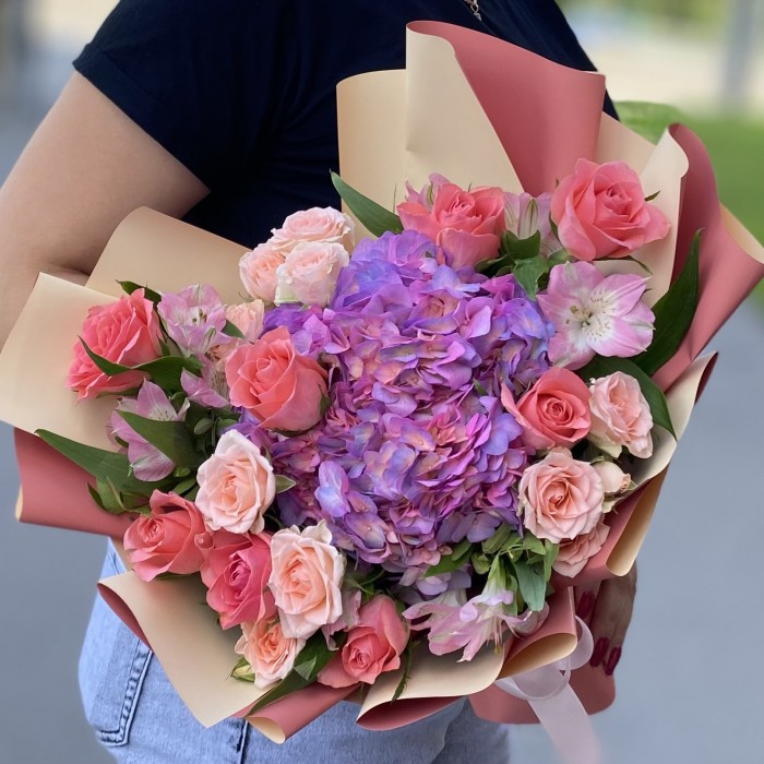 Романтичный  букет с гортензией