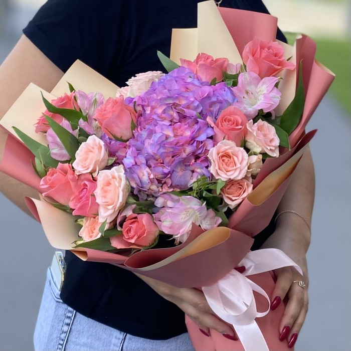 Романтичный  букет с гортензией