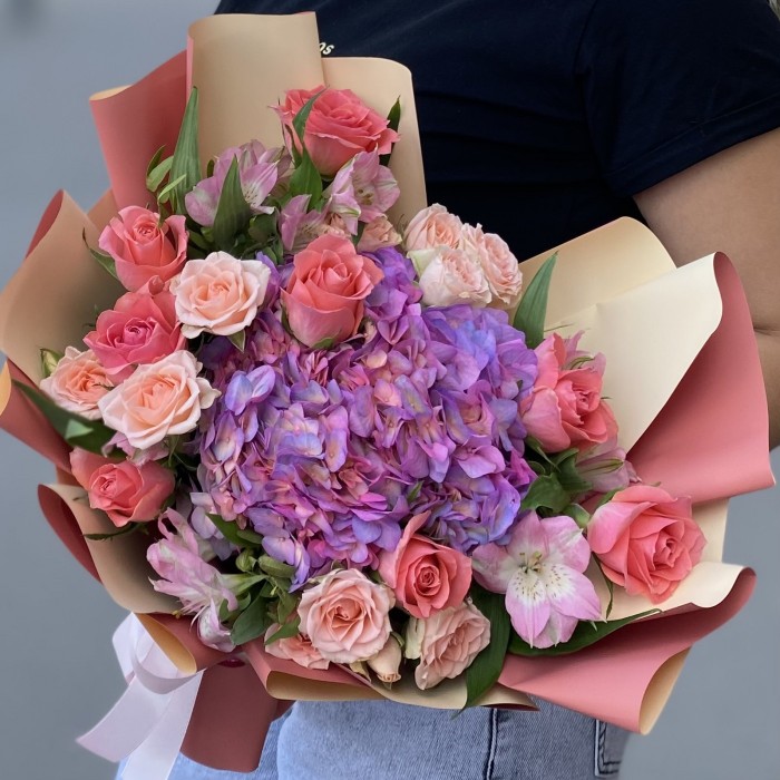 Романтичный  букет с гортензией