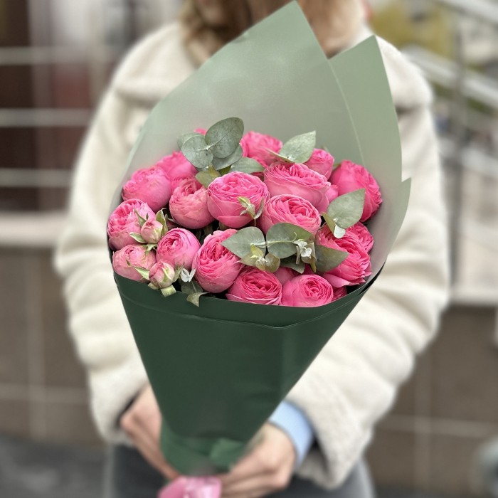 5 пионовидных кустовых роз Жизель с эвкалиптом
