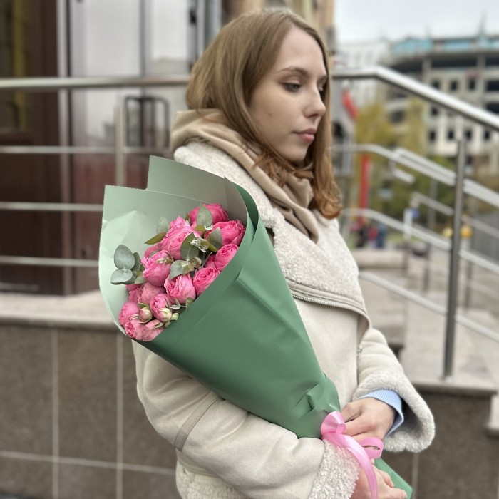 5 пионовидных кустовых роз Жизель с эвкалиптом