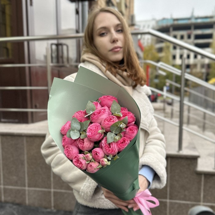 5 пионовидных кустовых роз Жизель с эвкалиптом