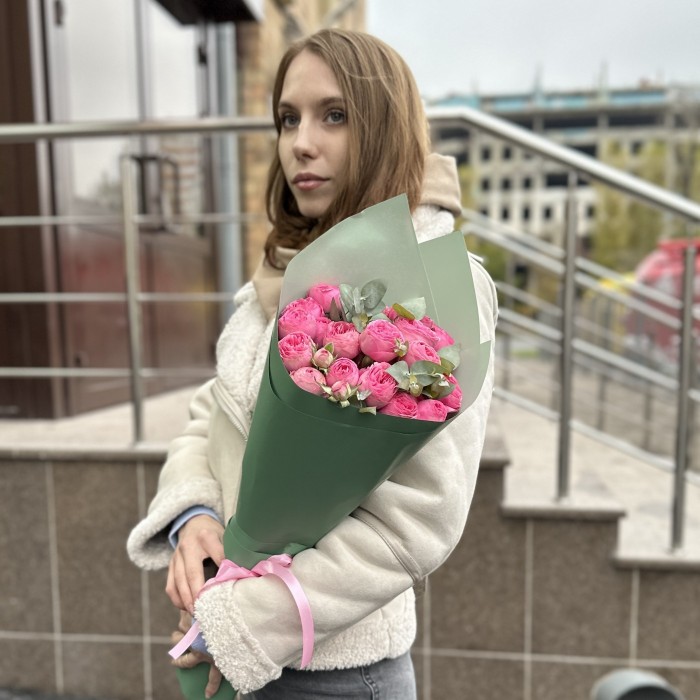 5 пионовидных кустовых роз Жизель с эвкалиптом