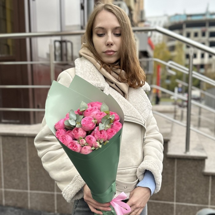 5 пионовидных кустовых роз Жизель с эвкалиптом