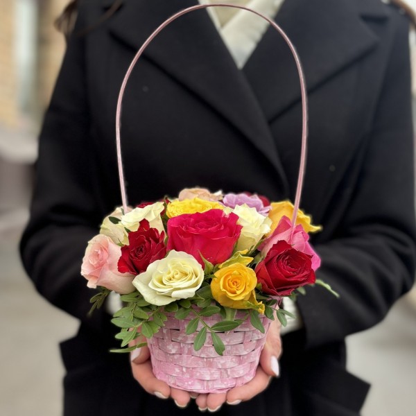 Роза в маленькой корзинке MIX