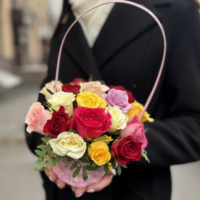 Роза в маленькой корзинке MIX