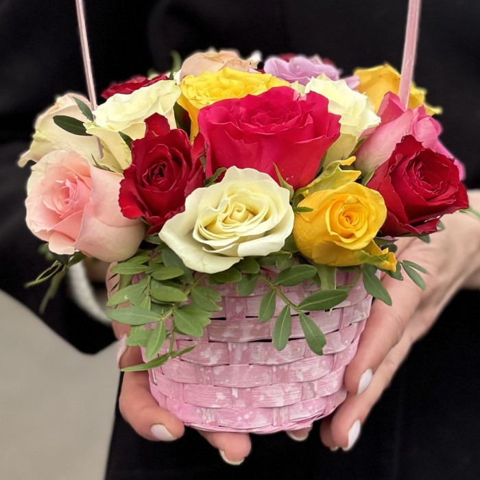 Роза в маленькой корзинке MIX
