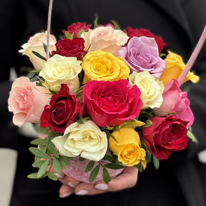 Роза в маленькой корзинке MIX