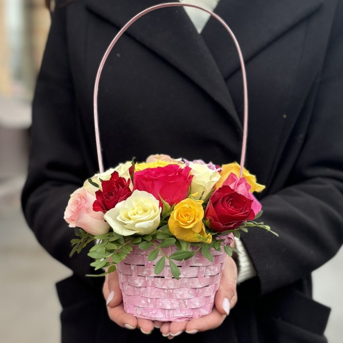 Роза в маленькой корзинке MIX