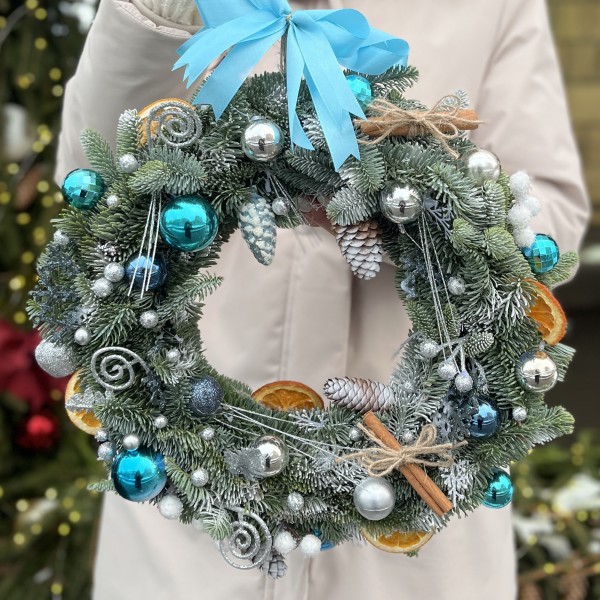 Рождественский венок с голубым декором