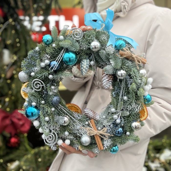 Рождественский венок с голубым декором
