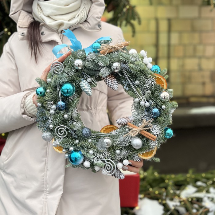 Рождественский венок с голубым декором