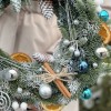 Рождественский венок с голубым декором