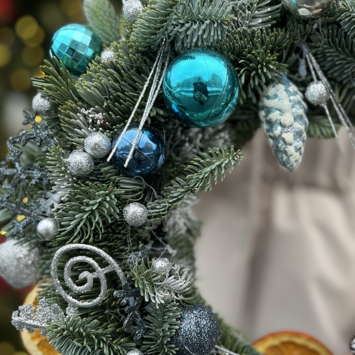Рождественский венок с голубым декором