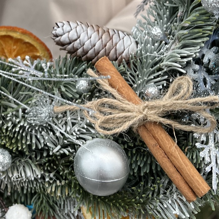 Рождественский венок с голубым декором