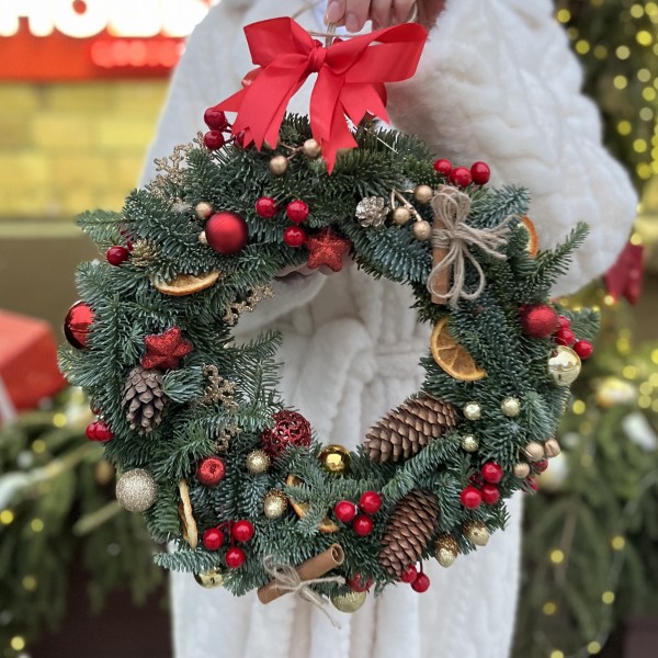 Рождественский венок с красным декором