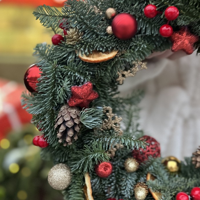 Рождественский венок с красным декором