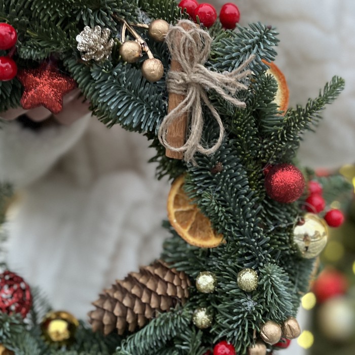 Рождественский венок с красным декором
