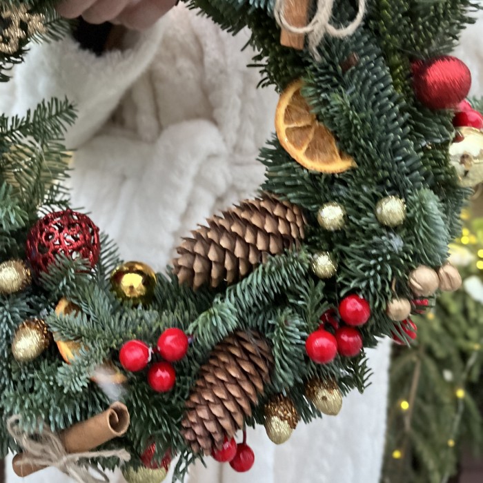 Рождественский венок с красным декором