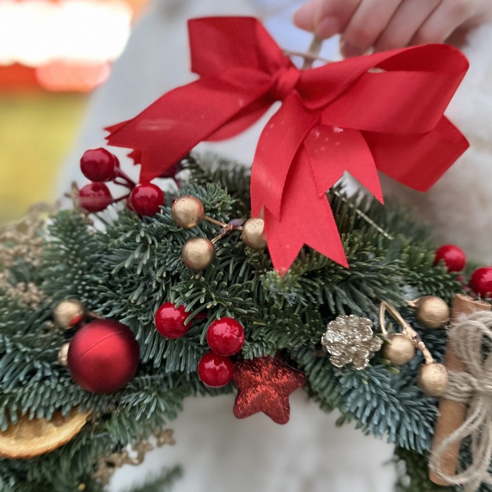 Рождественский венок с красным декором