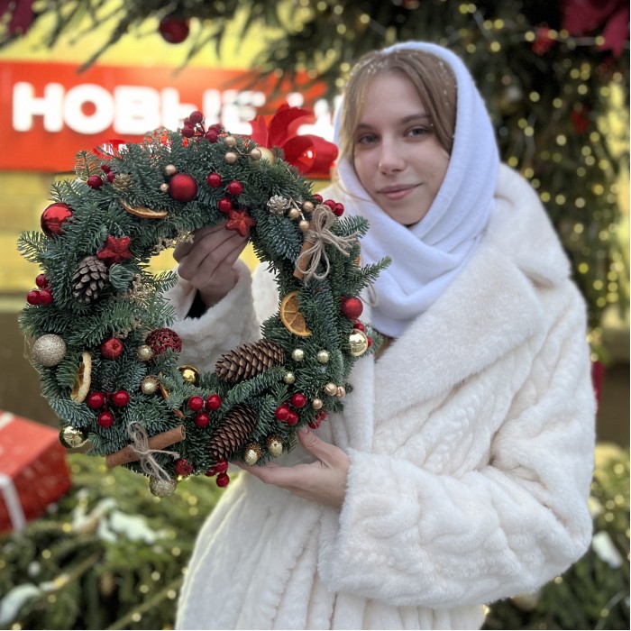 Рождественский венок с красным декором
