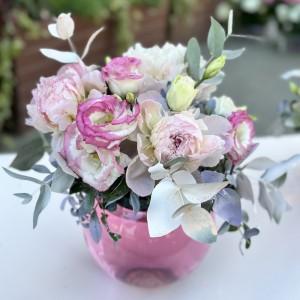 Розовая композиция в стеклянном шаре с пионами