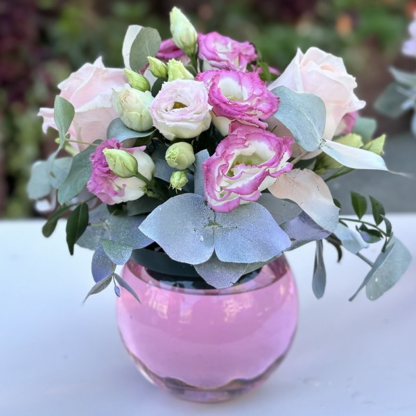 Розовая композиция в стеклянном шаре с розами