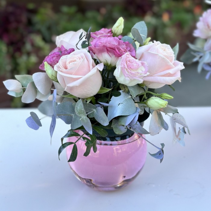 Розовая композиция в стеклянном шаре с розами