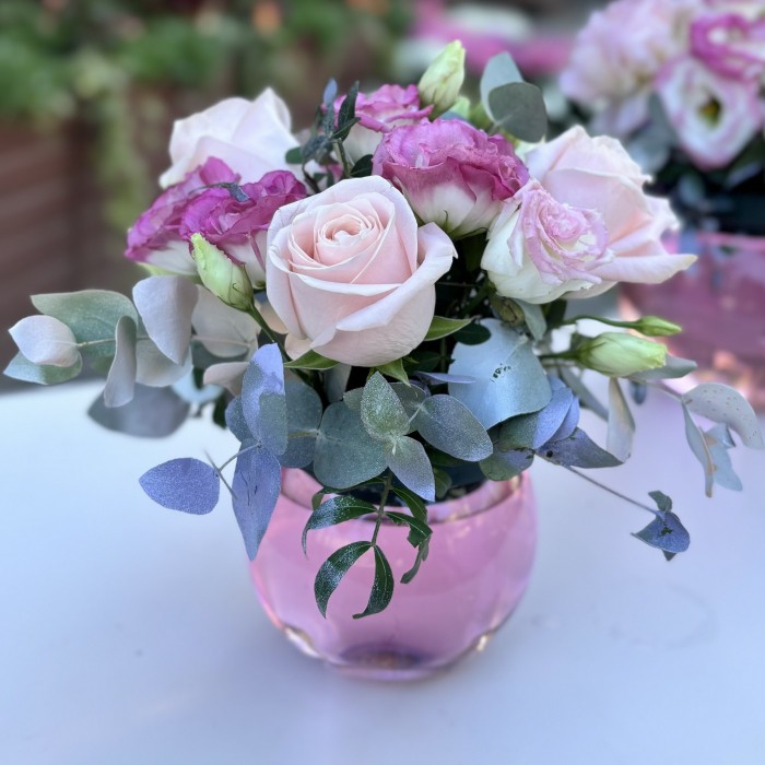 Розовая композиция в стеклянном шаре с розами