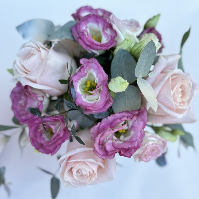 Розовая композиция в стеклянном шаре с розами