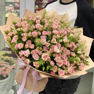 Розовая кустовая роза Одилия с гринбелом 50 см