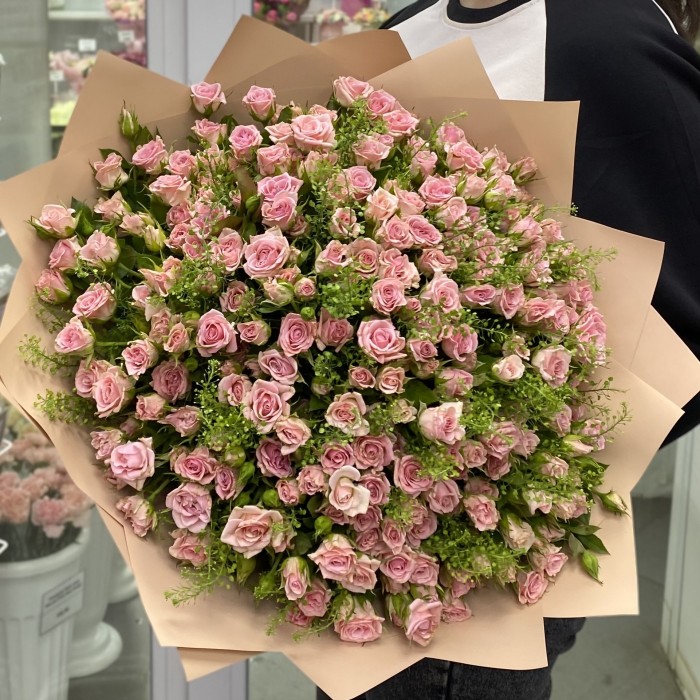 Розовая кустовая роза Одилия с гринбелом 50 см