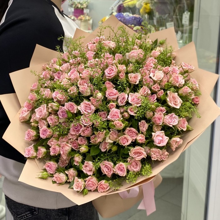 Розовая кустовая роза Одилия с гринбелом 50 см