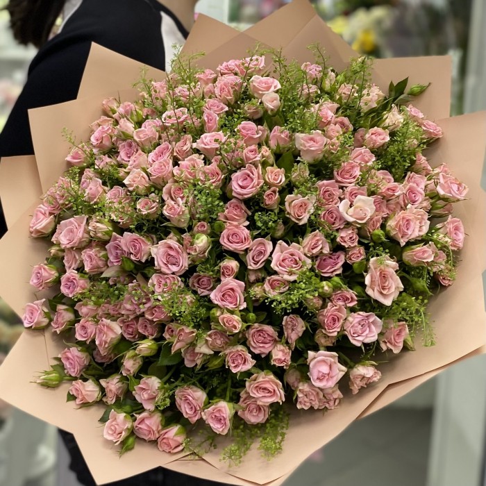 Розовая кустовая роза Одилия с гринбелом 50 см