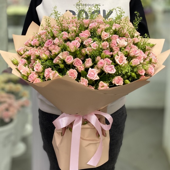 Розовая кустовая роза Одилия с гринбелом 50 см